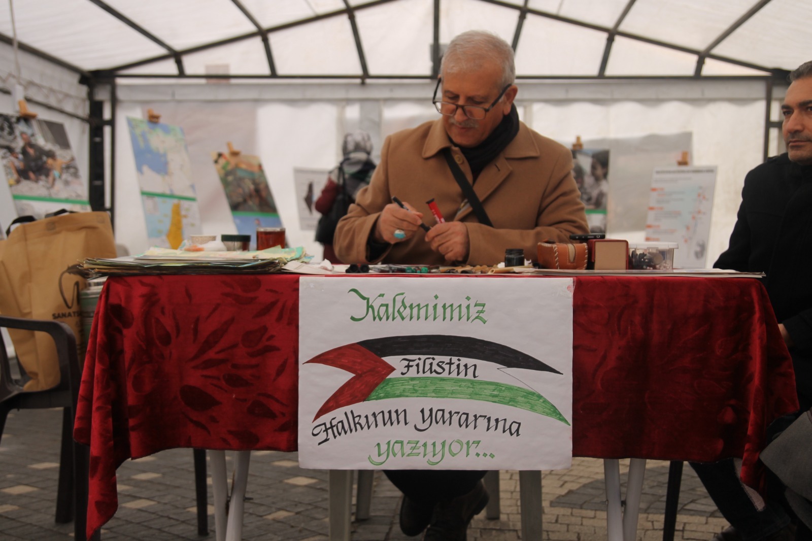 Vanlı Hattat kalemiyle Filistin’e destek oluyor