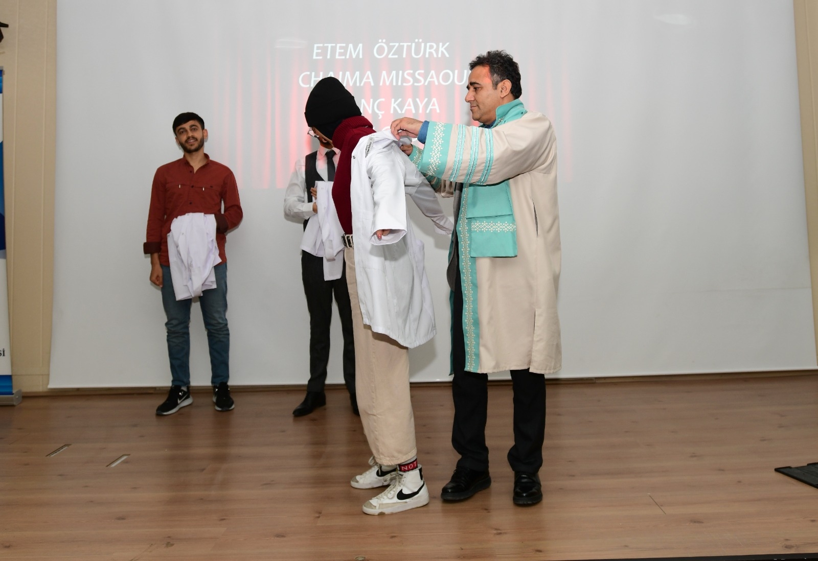 Van’da geleceğin eczacıları beyaz önlüklerini giydi