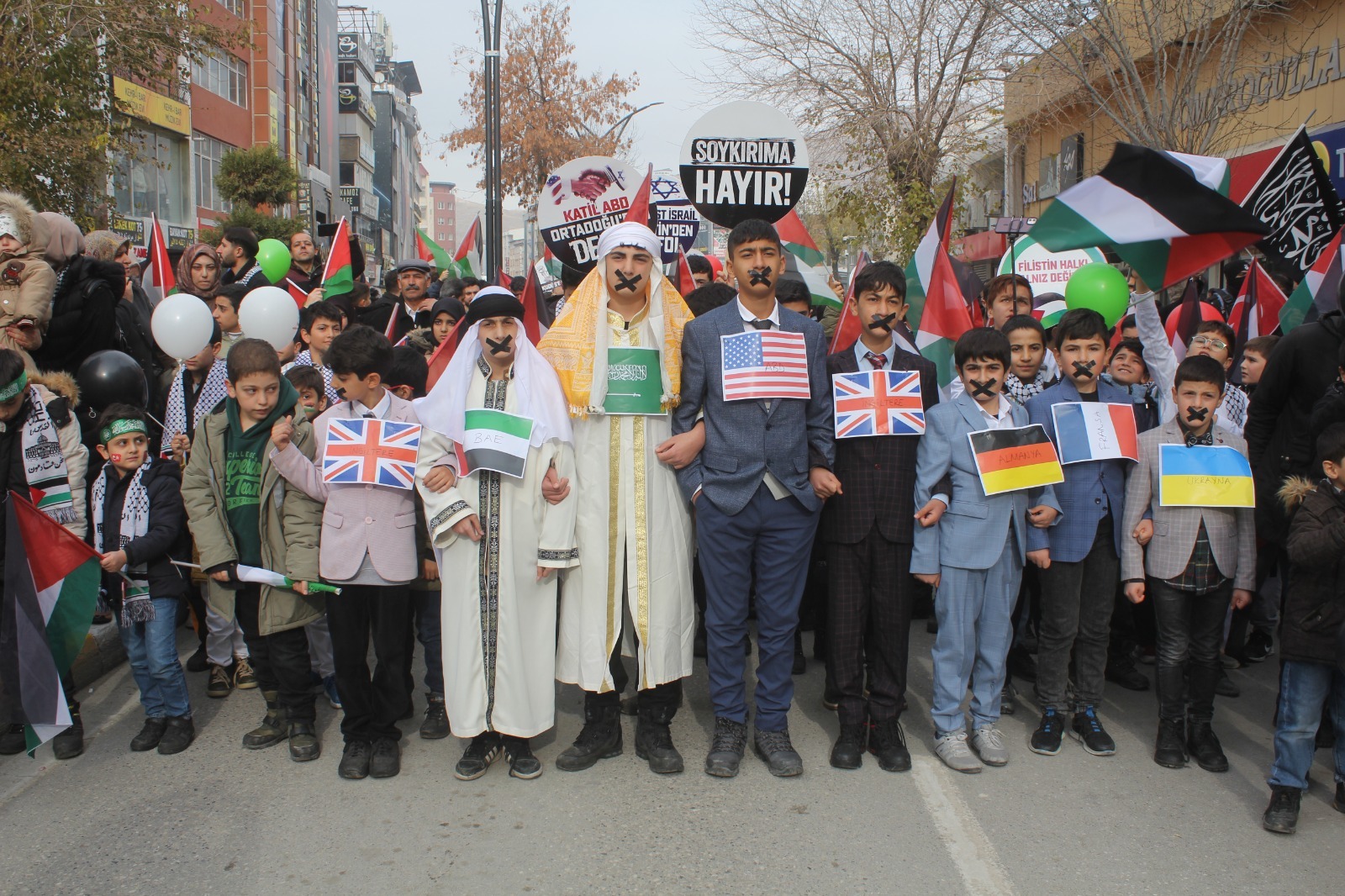 Yüzlerce Vanlı çocuk Gazze’de katledilen çocuklar için yürüdü