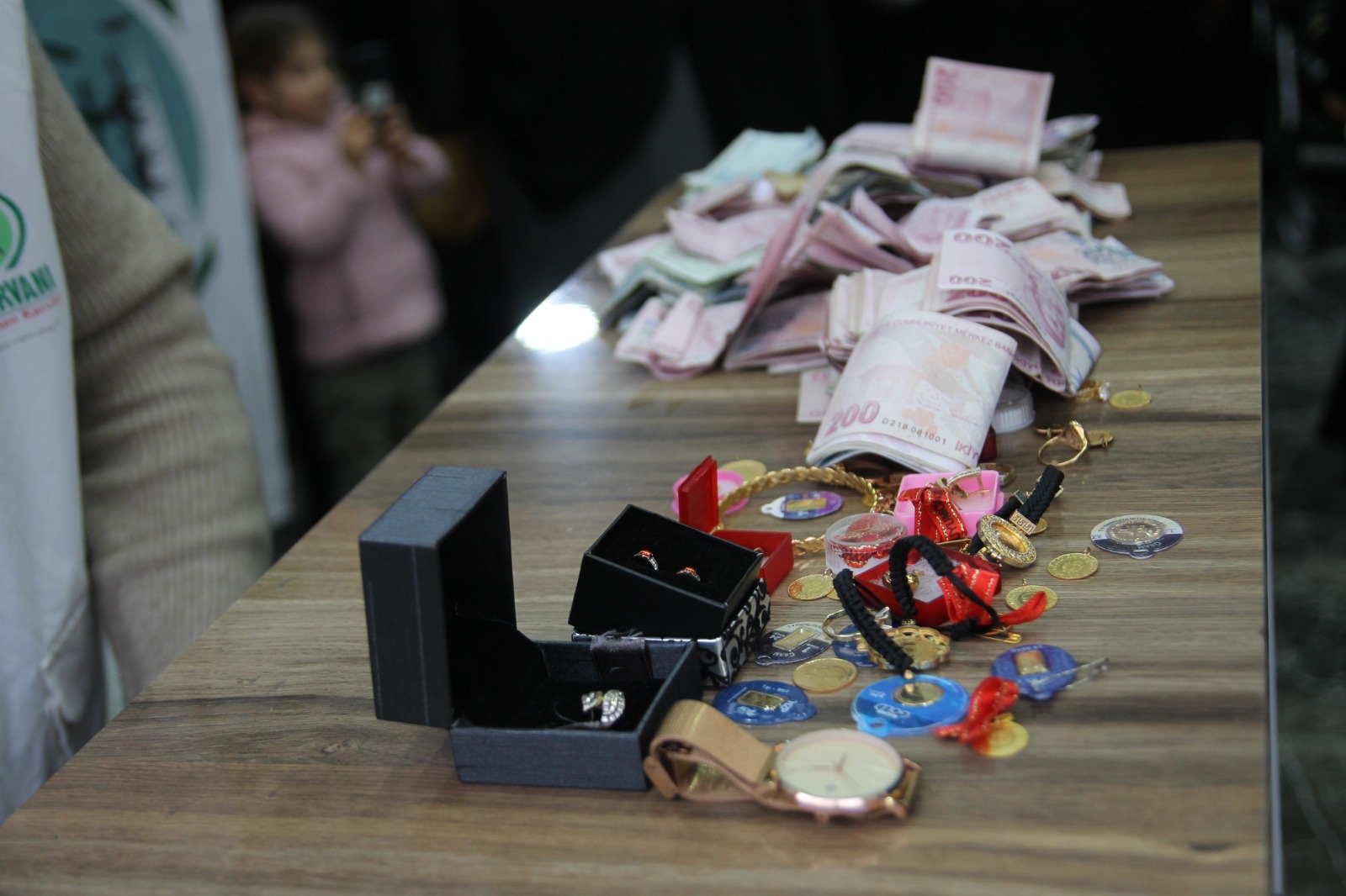 Vanlı kadınlar ziynet eşyalarını Gazze’ye bağışladı