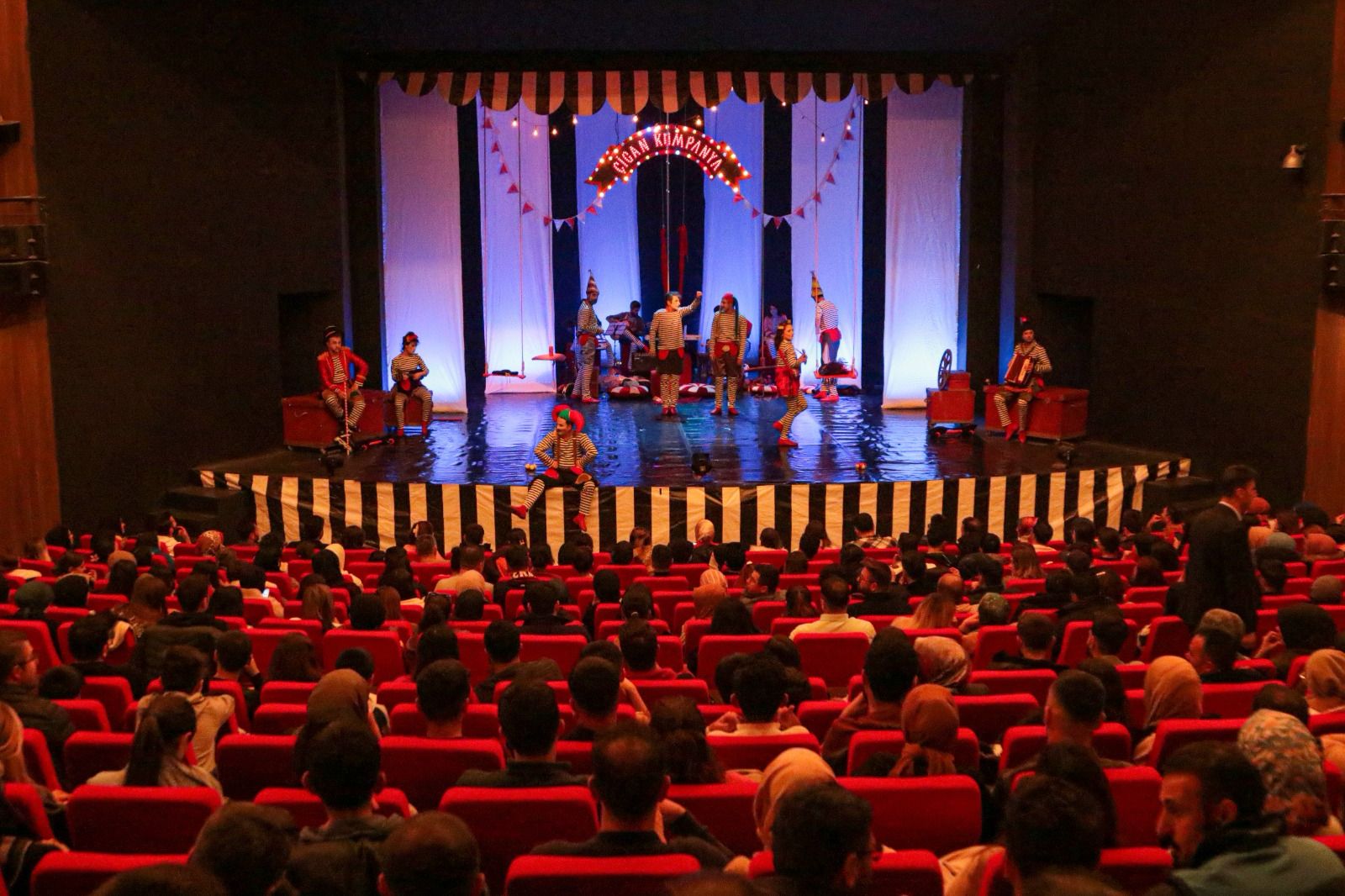 Van’da üniversite öğrencileri tiyatro etkinliğinde buluştu