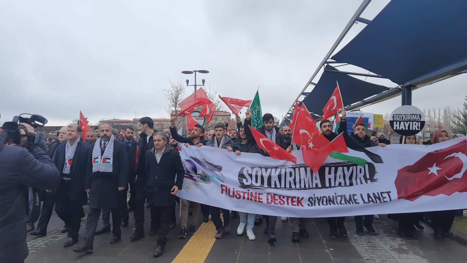 Yüzüncü Yıl Üniversitesi Filistin için yürüdü
