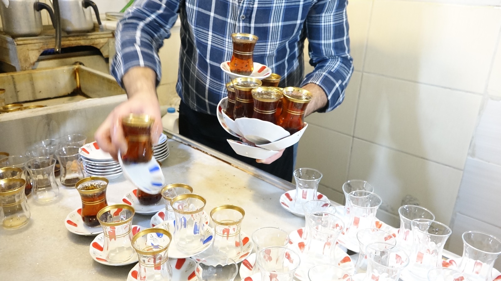 Van’ın 81 yıllık çay evi tarihe ışık tutuyor