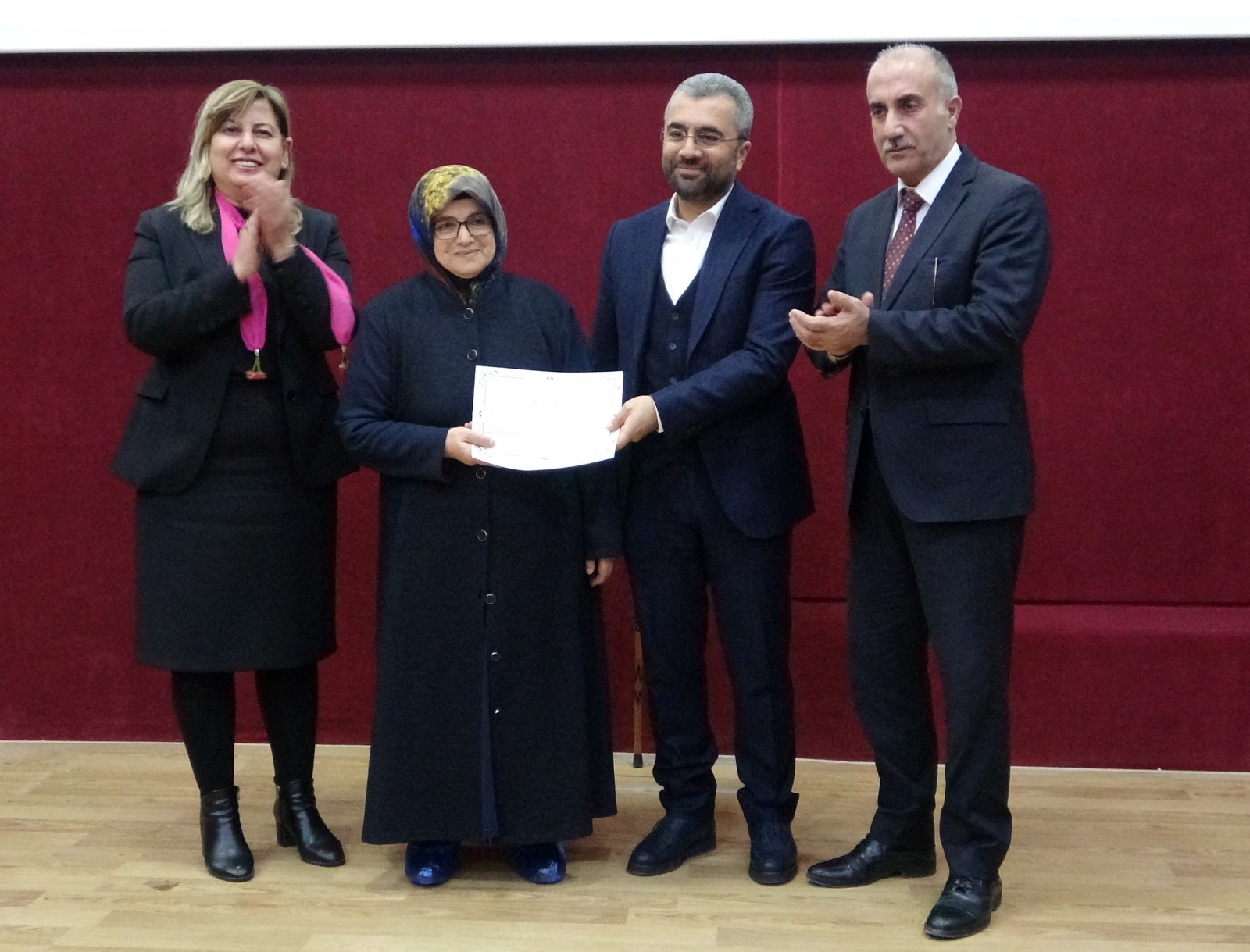 72 yaşındaki Besna Say, okur-yazarlık sertifikasını oğlu İsmail Say’ın elinden aldı