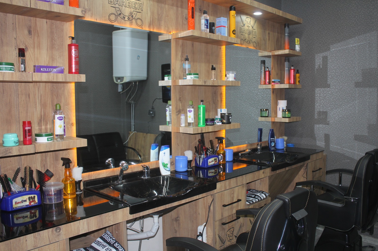 Van’da vatandaş kendi kendinin kuaförü oldu