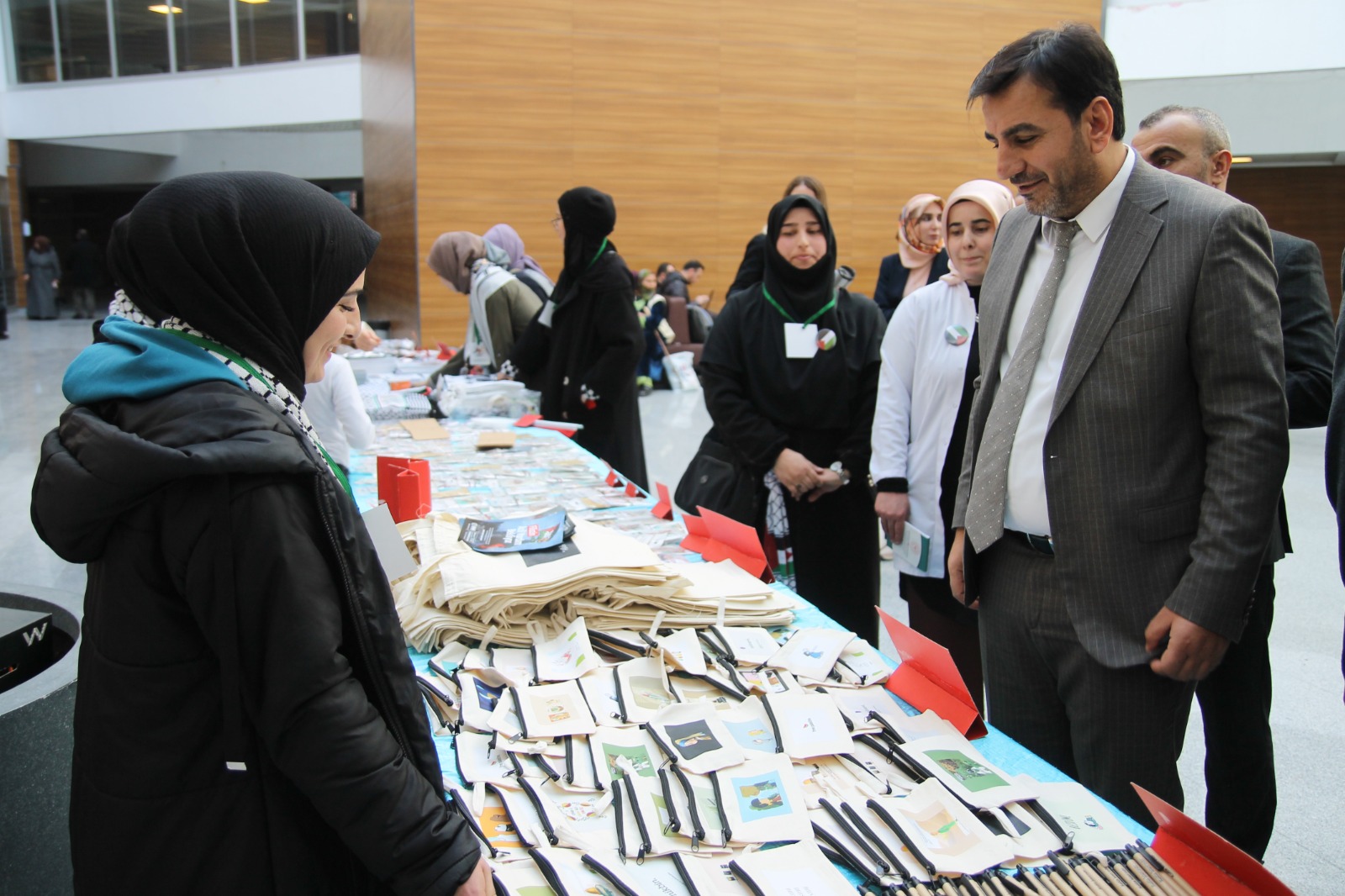 Van Eğitim ve Araştırma Hastanesinde Gazze için hayır çarşısı