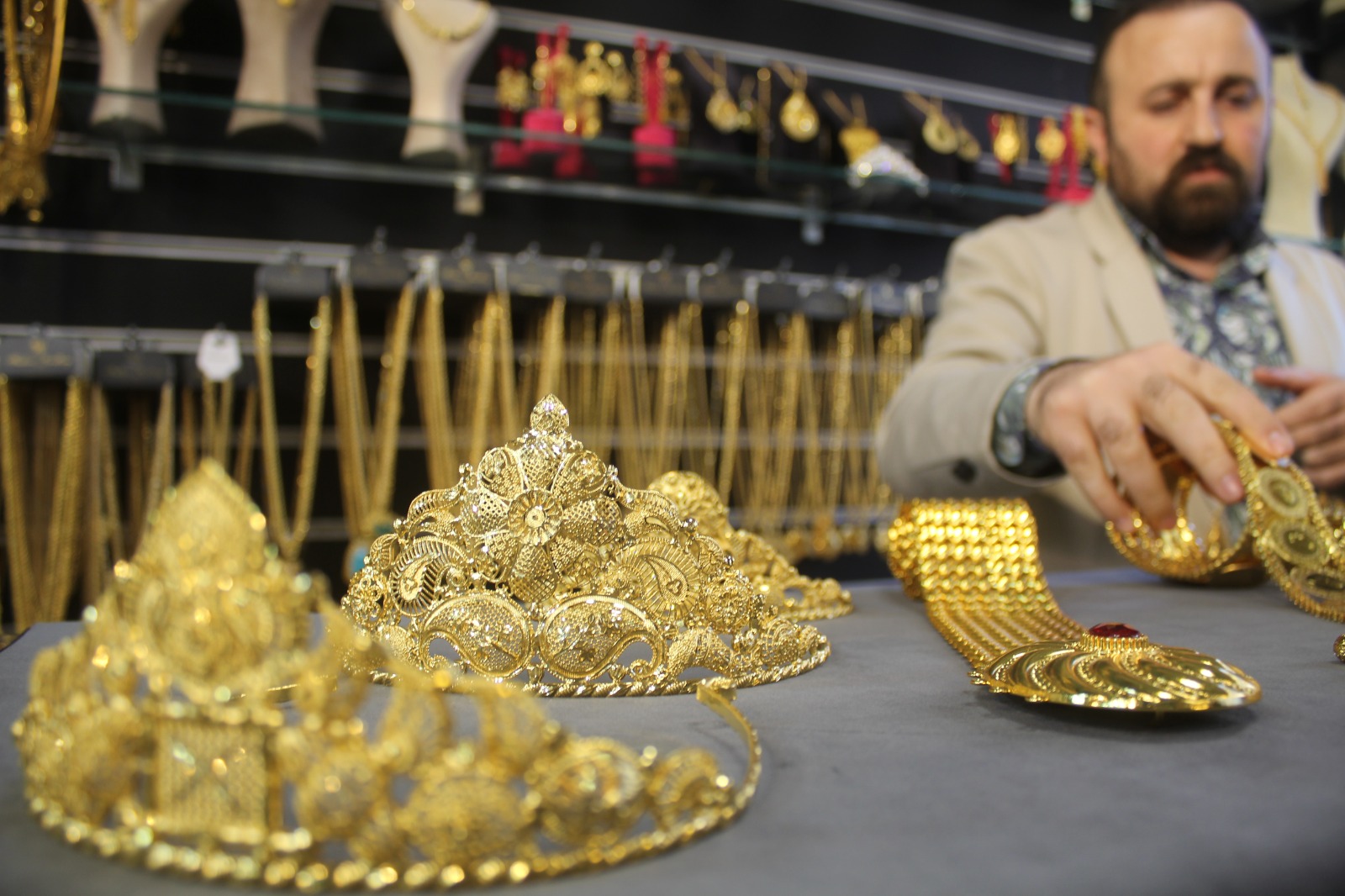 Altın fiyatlarının yükselmesi Van’da imitasyon takıya ilgiyi artırdı