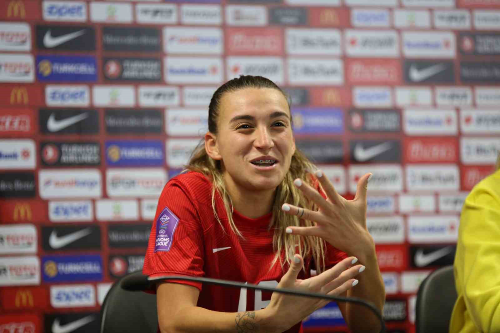 Necla Kıragası: 