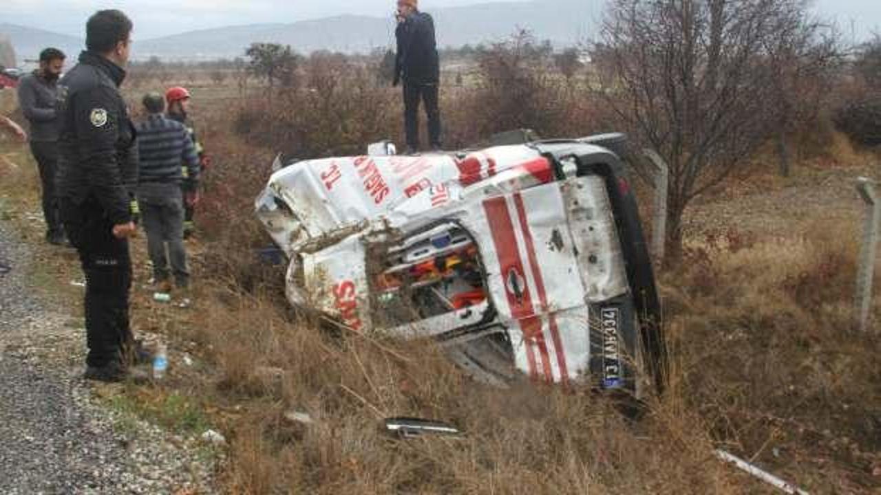 Ambulans ve kamyonet şarampole devrildi: 6 yaralı