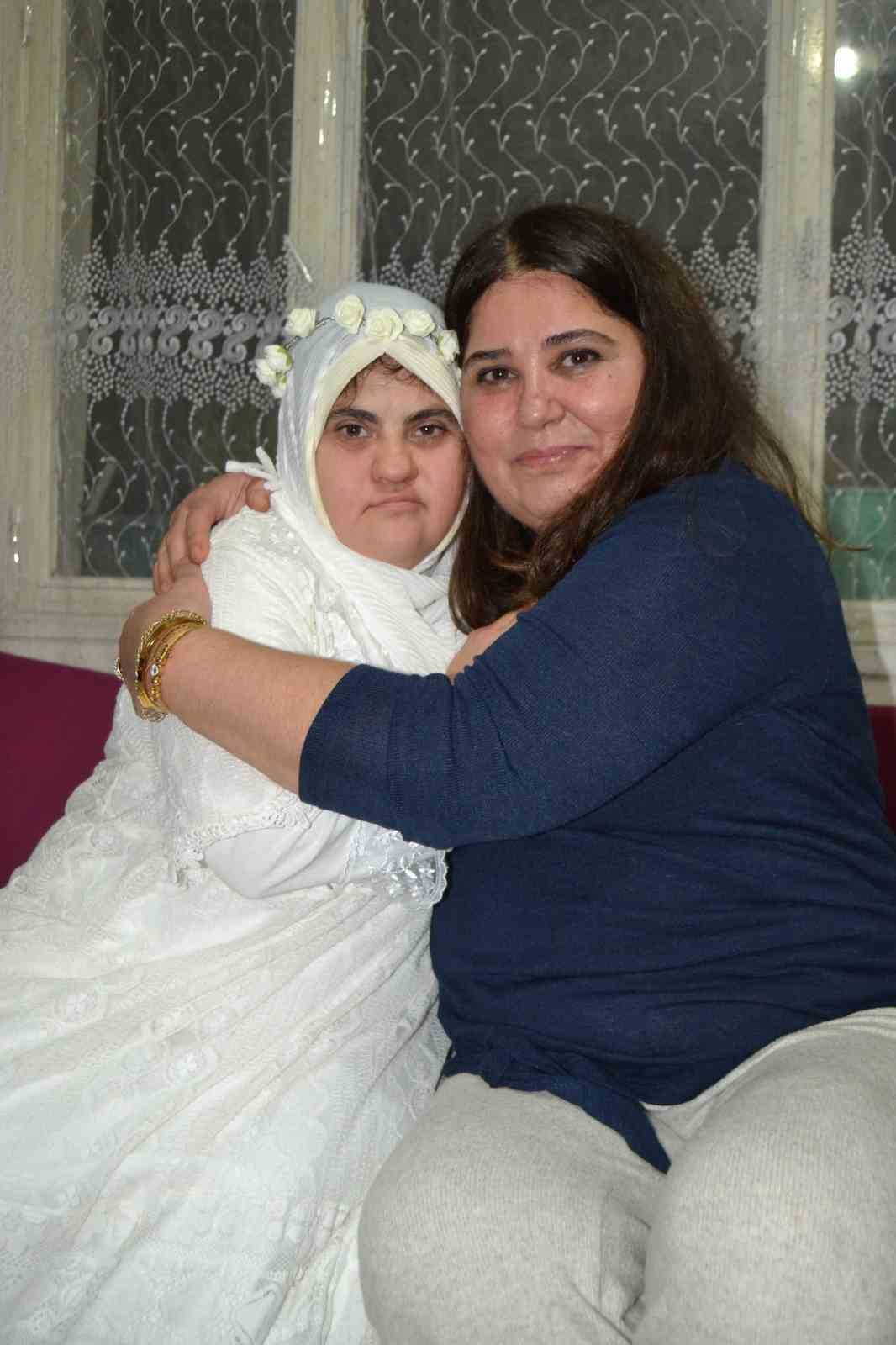 Manisalı Down sendromlu Emine’nin Umre hayali gerçek oldu