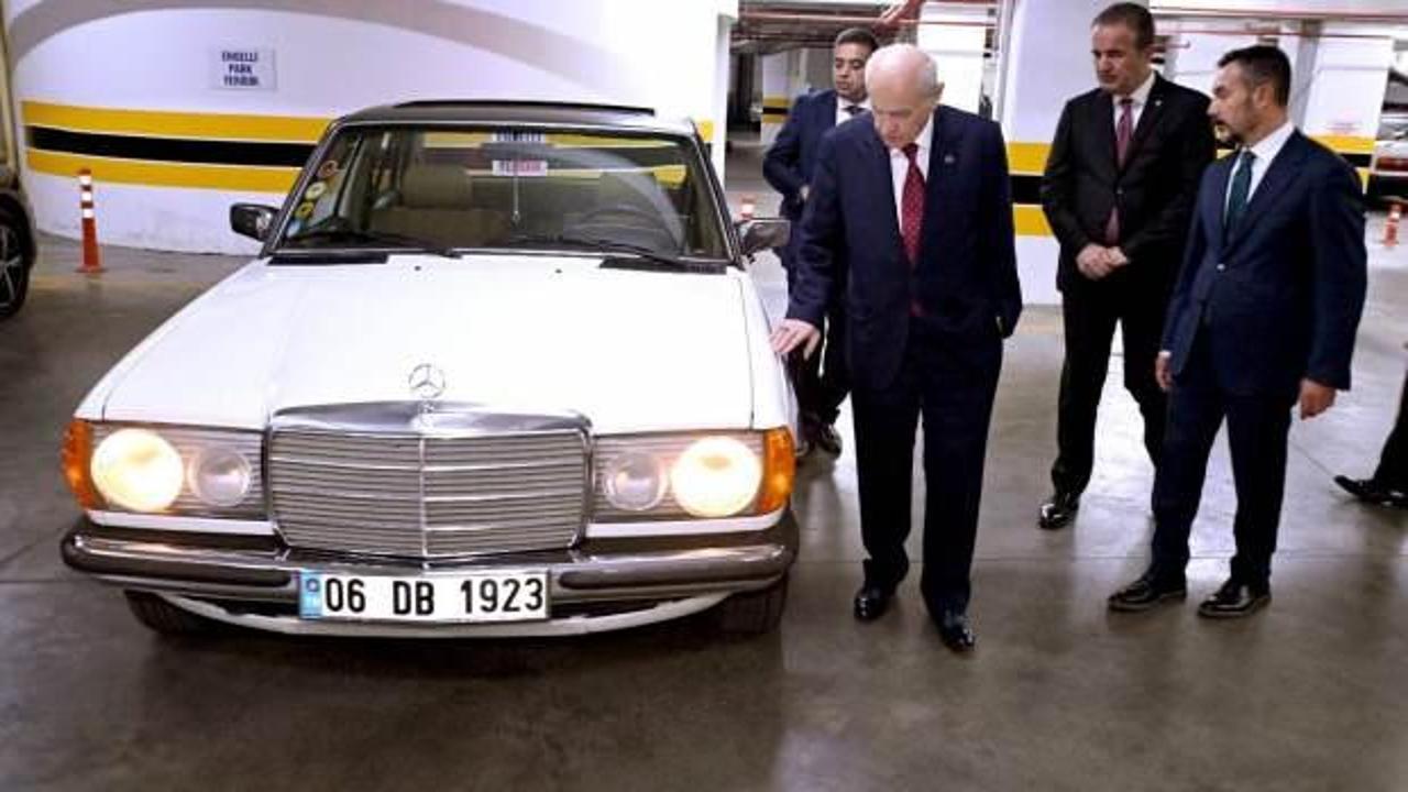 Bahçeli, Milletvekili Abdurrahman Başkan’a klasik otomobil hediye etti