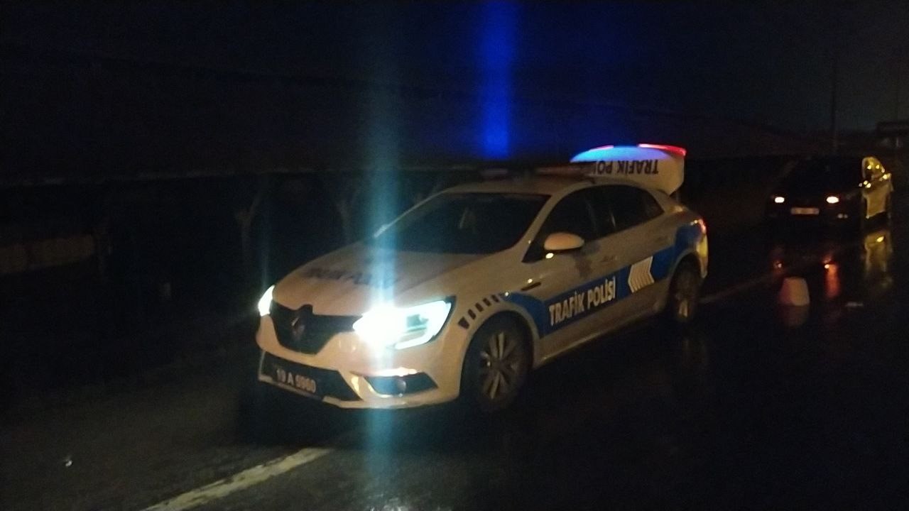 Yolcu otobüsüyle çarpışan ticari araç sürücü ağır yaralandı