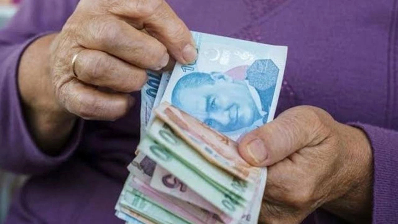 Çalışan emeklilere 5 bin lira ikramiye yürürlüğe girdi