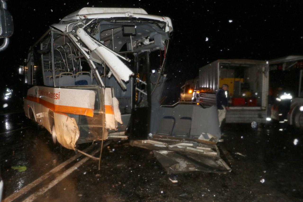 Eskişehir'de iki otobüs ile karavan çarpıştı: 2'si ağır 14 yaralı