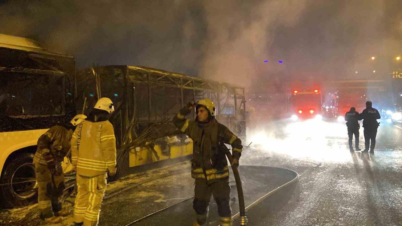 İstanbul'da yine facidan dönüldü: Seyir halinde yanan İETT otobüsü küle döndü!