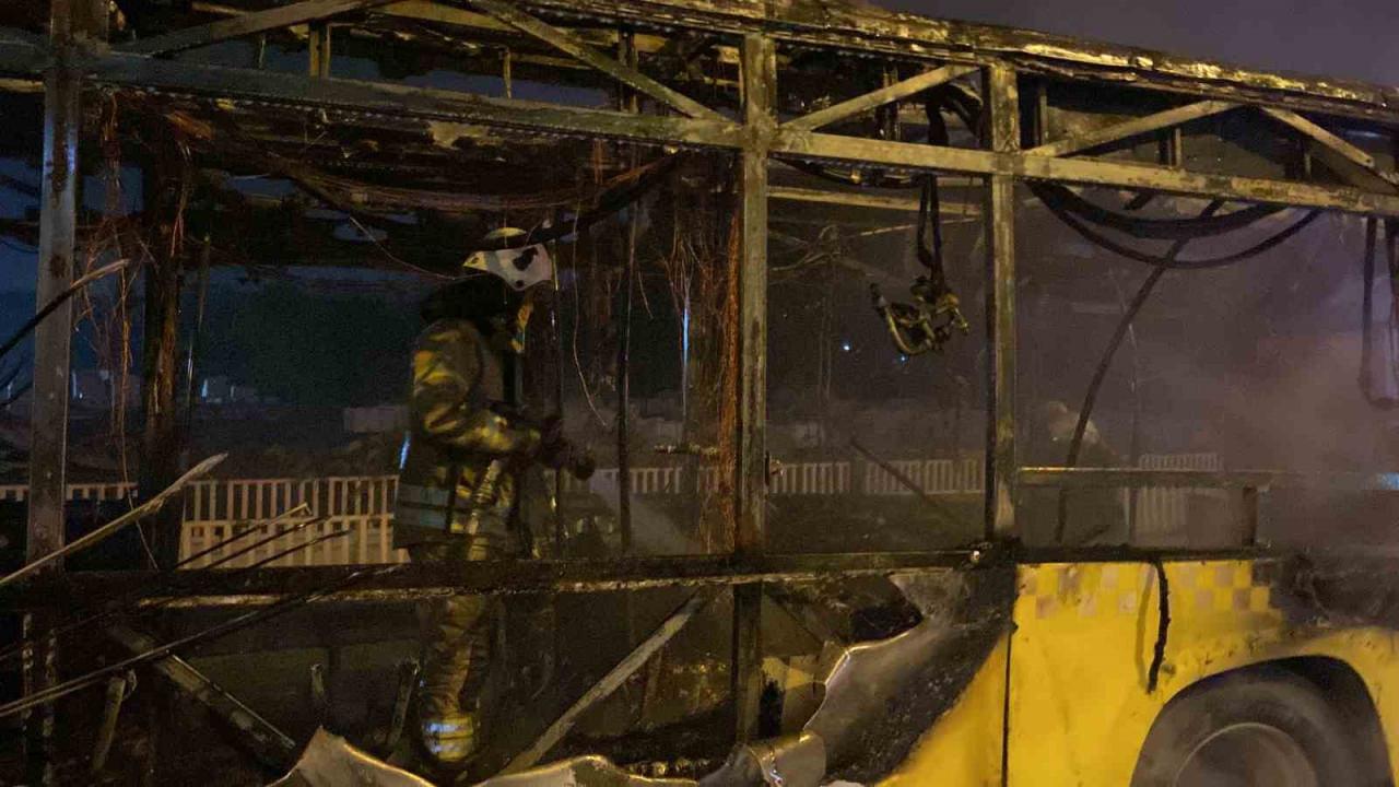 İstanbul'da yine facidan dönüldü: Seyir halinde yanan İETT otobüsü küle döndü!