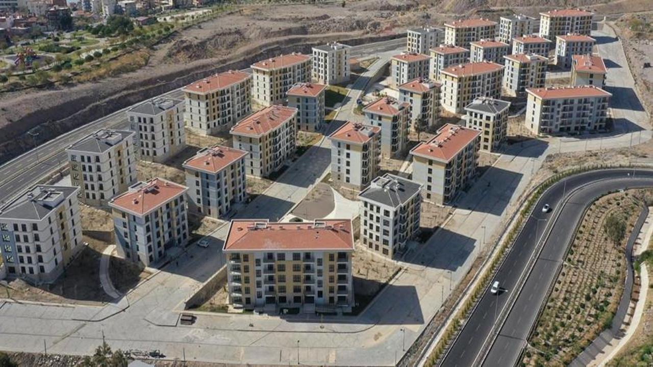 Deprem bölgesinde konutların teslimi başlıyor