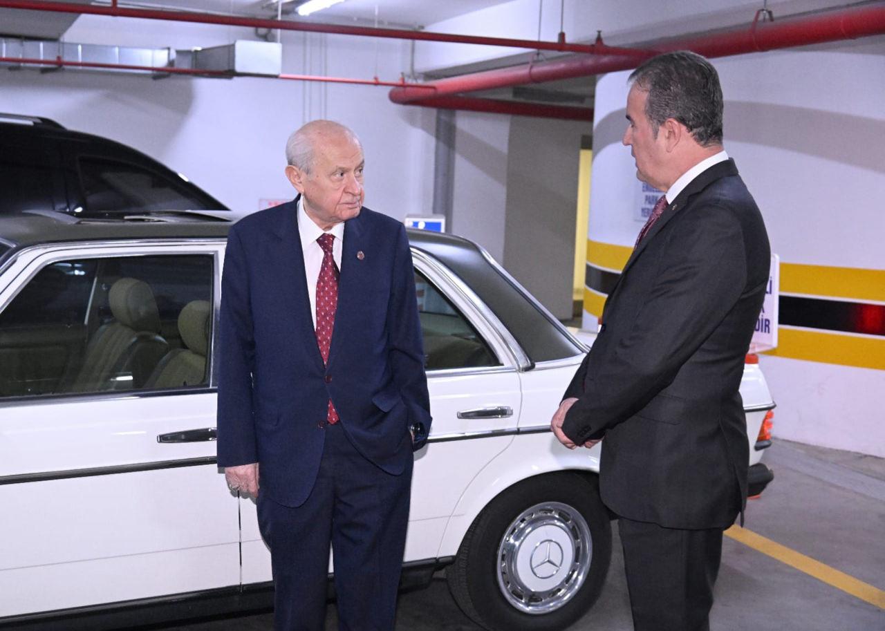 Bahçeli, Milletvekili Abdurrahman Başkan'a klasik otomobil hediye etti