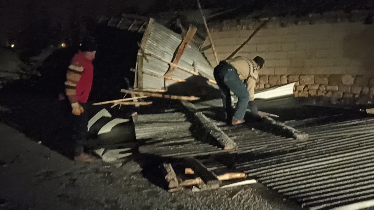 Erciş’te fırtına ev ve ahırın çatısını uçurdu