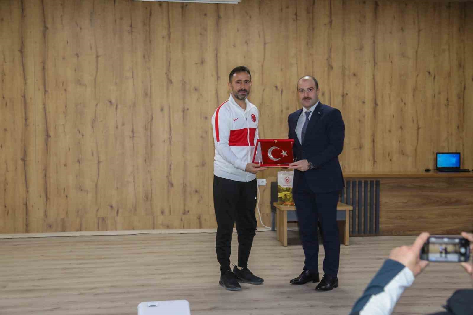 Milli antrenör Başkalelilerle bir araya geldi
