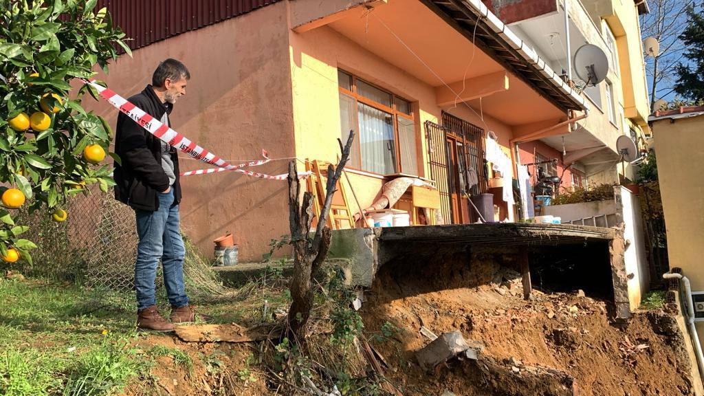 Yağmur toprağı kaydırdı, istinat duvarı çöktü