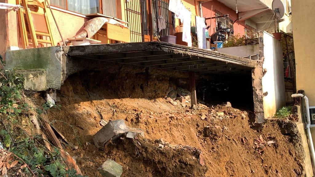 Yağmur toprağı kaydırdı, istinat duvarı çöktü