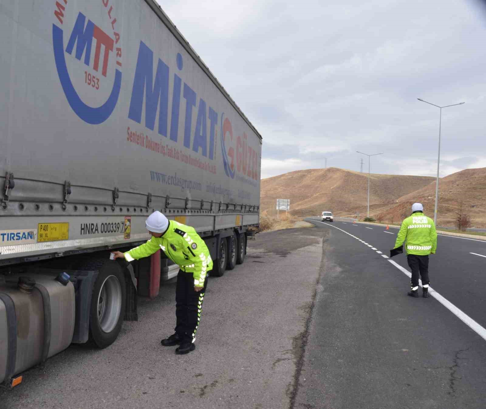 Tercan’da zorunlu kış lastiği uygulaması yapıldı