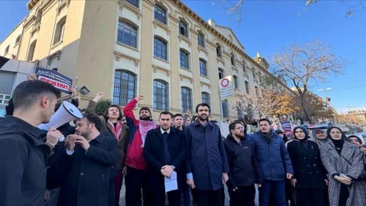 İstanbul’da üniversitede “mescide ayakkabıyla girilmesi” protesto edildi