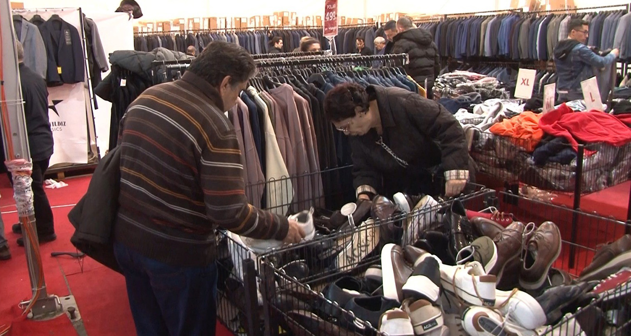 Kadıköy’de markalar çadırı açılışında ’indirim’ izdihamı