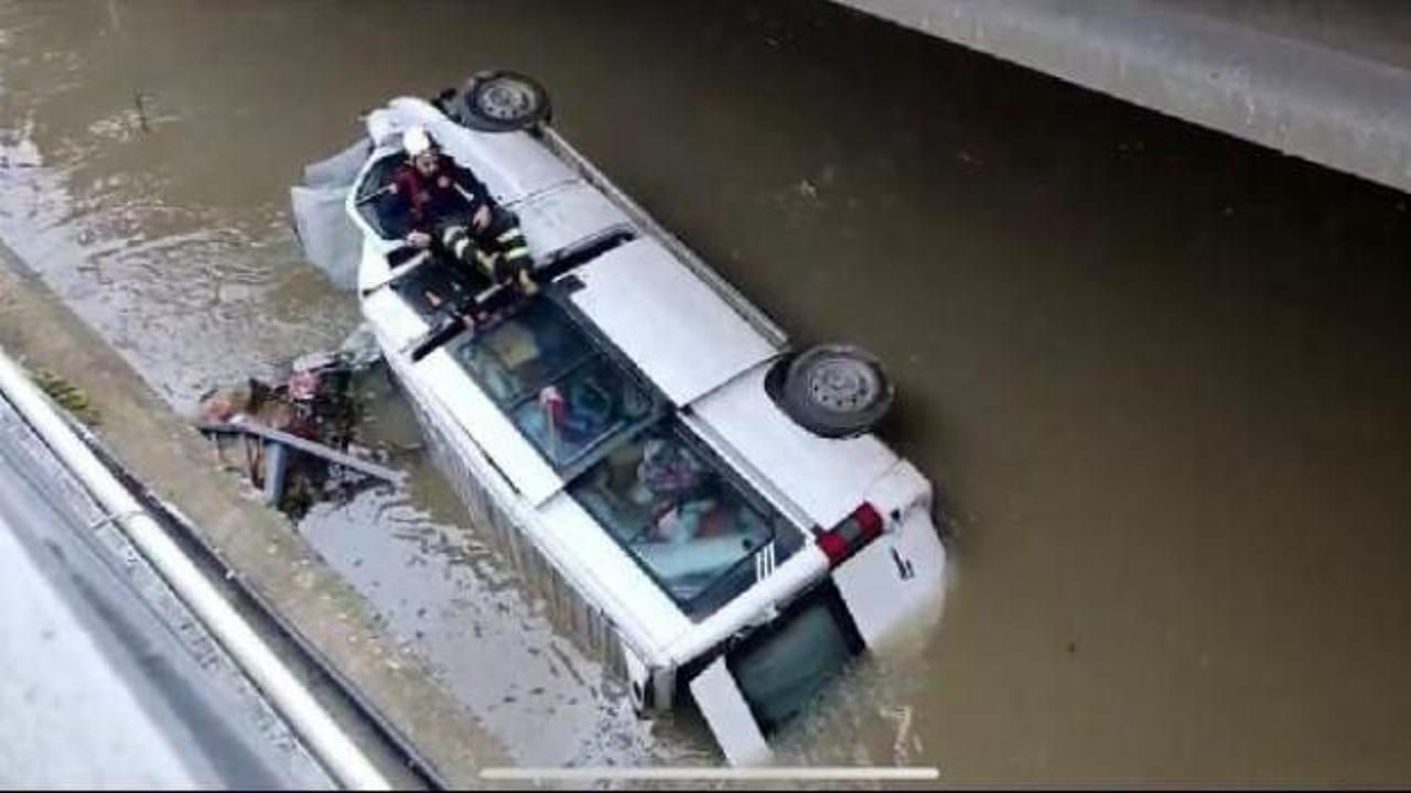 Karabük’te minibüs çaya uçtu!