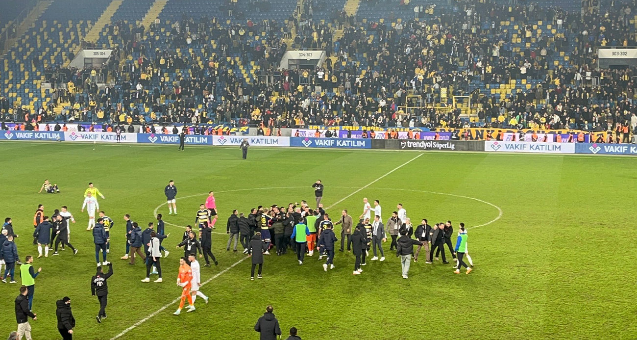 Hakem Halil Umut Meler’e saha içerisinde yumruk atıldı