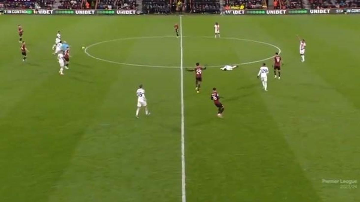 Premier Lig’de talihsiz anlar! Takımın kaptanı maç sırasında kalp krizi geçirdi