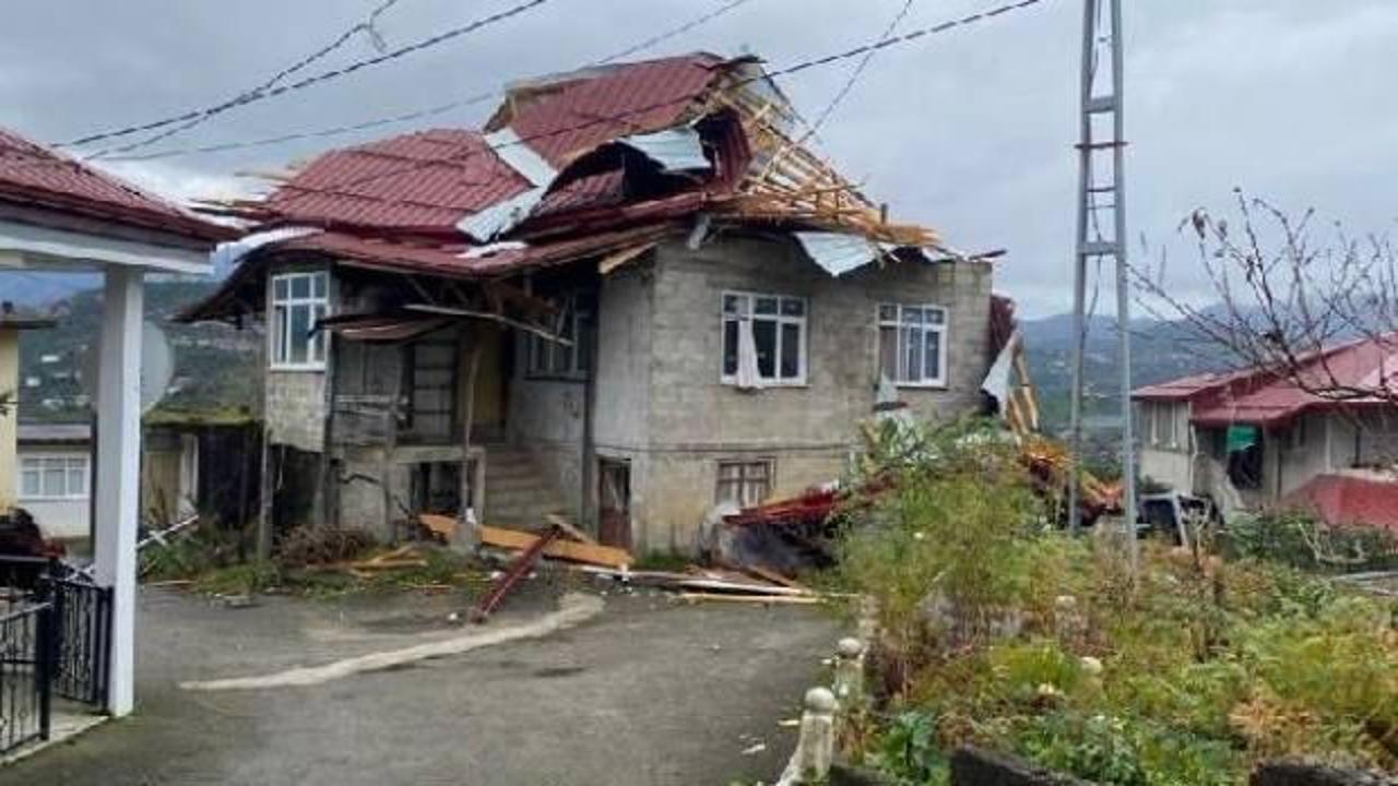 Rize’deki fırtınada 82 çatı uçtu , 13 araç hasar gördü