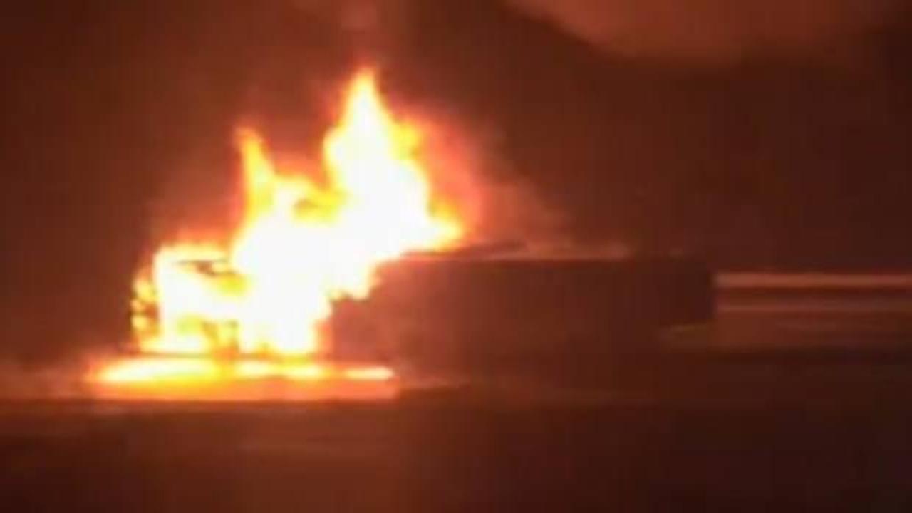 İstanbul’da yine facidan dönüldü: Seyir halinde yanan İETT otobüsü küle döndü!