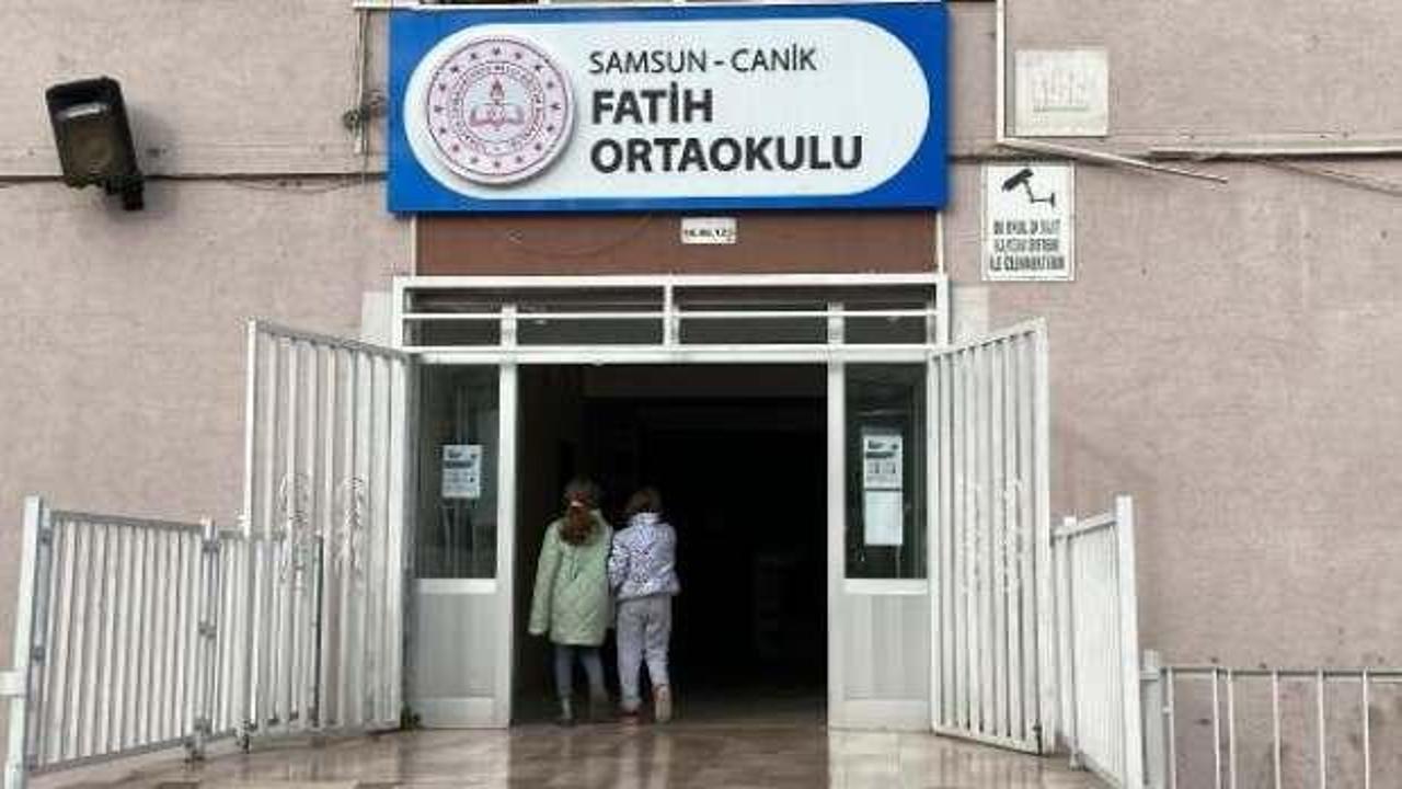 Sınıfta ders sırasında tavanın sıvası düştü: 7 öğrenci yaralı