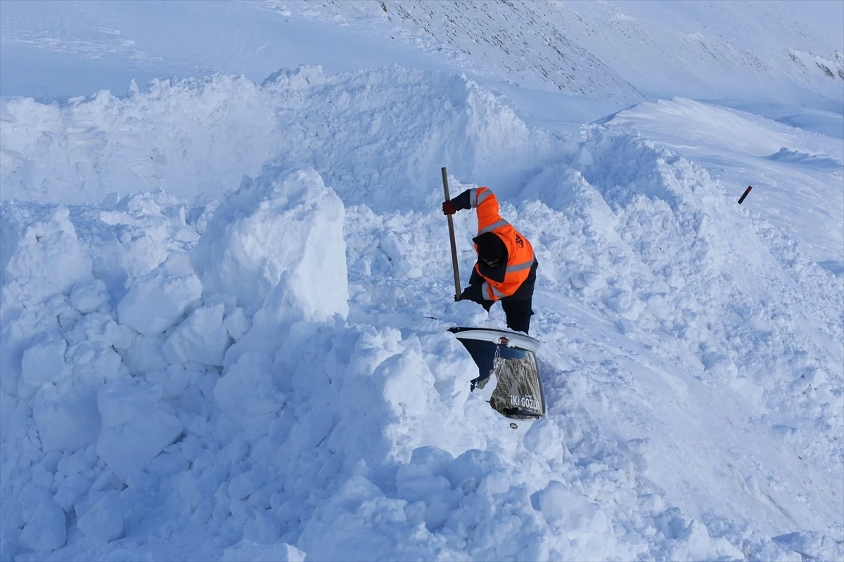 Van-Bahçesaray kara yolunda çığ altında kalan araçlar
