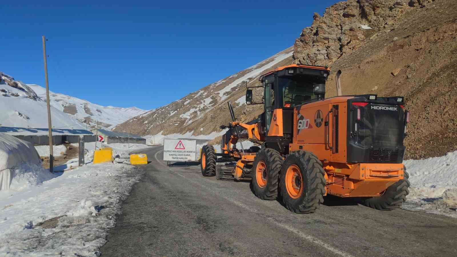 Van-Bahçesaray yolu ulaşıma açıldı