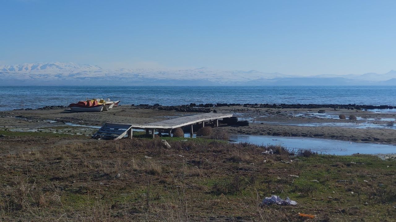 Van Gölü’nde yağışlara rağmen çekilme devam ediyor