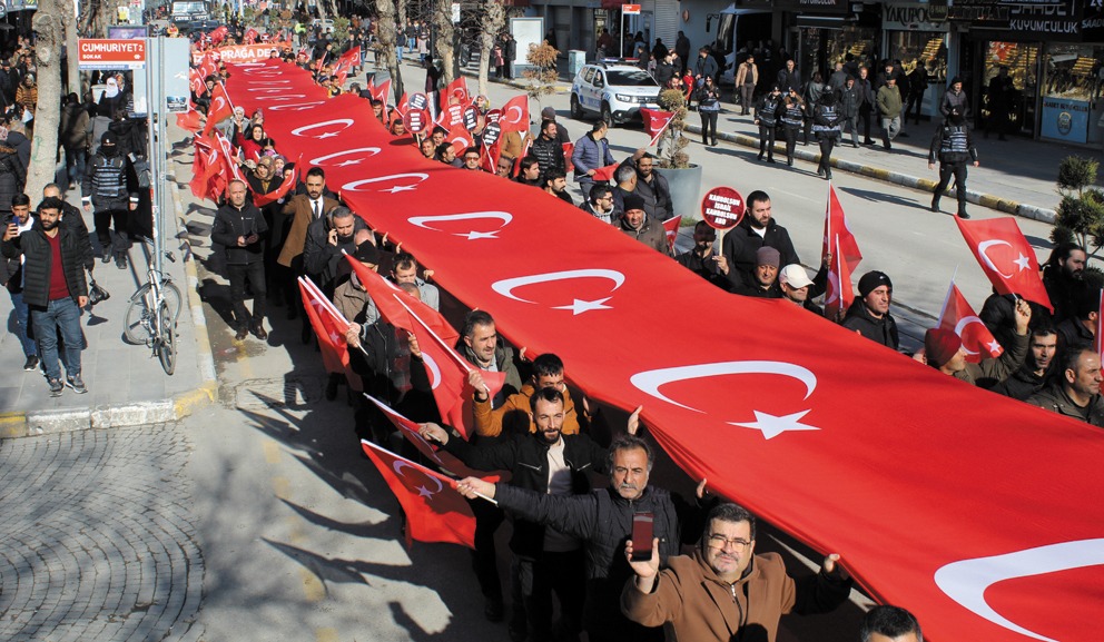 Vanlılar şehit edilen askerler için yürüdü