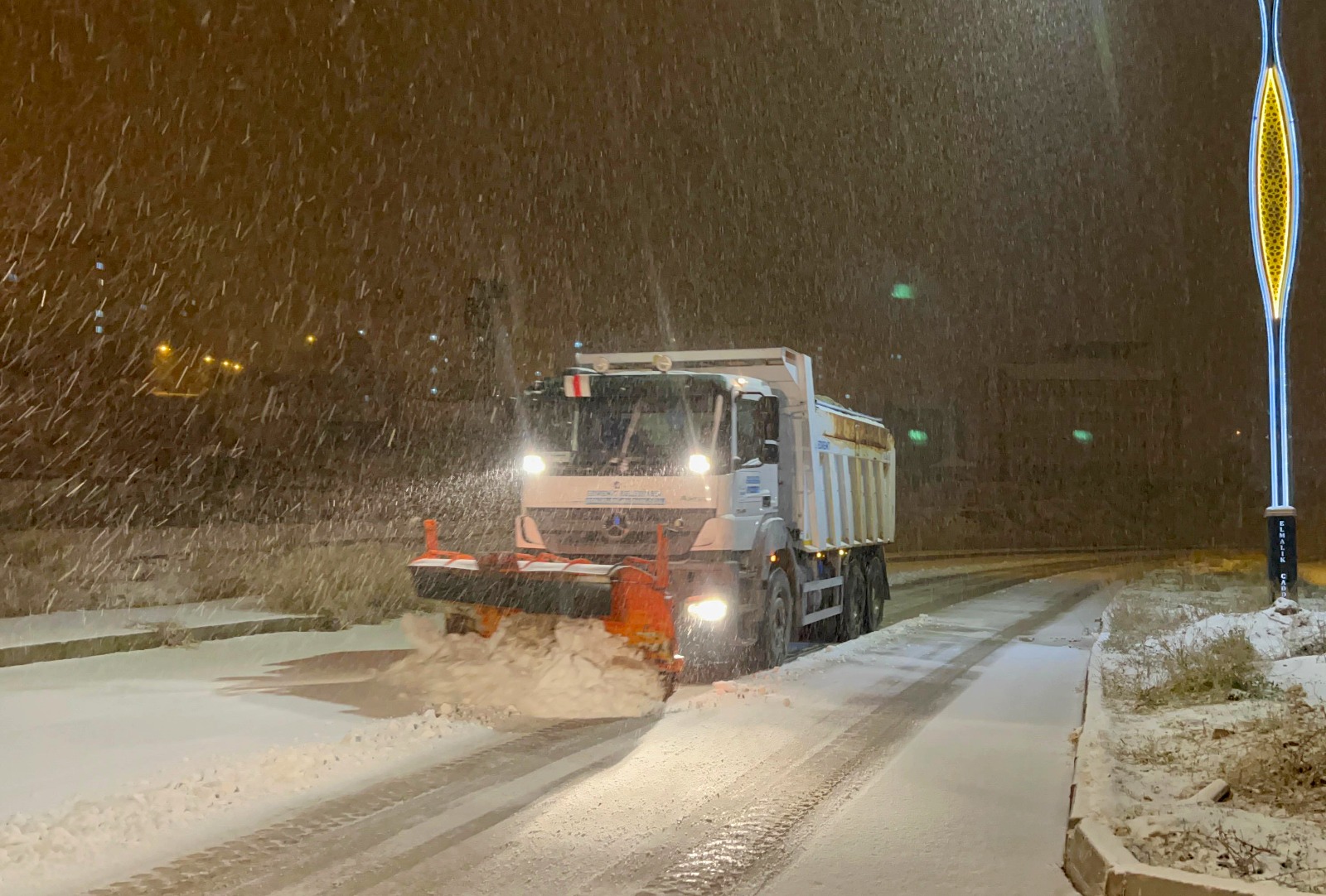 Van’da karla mücadele çalışmaları sürüyor