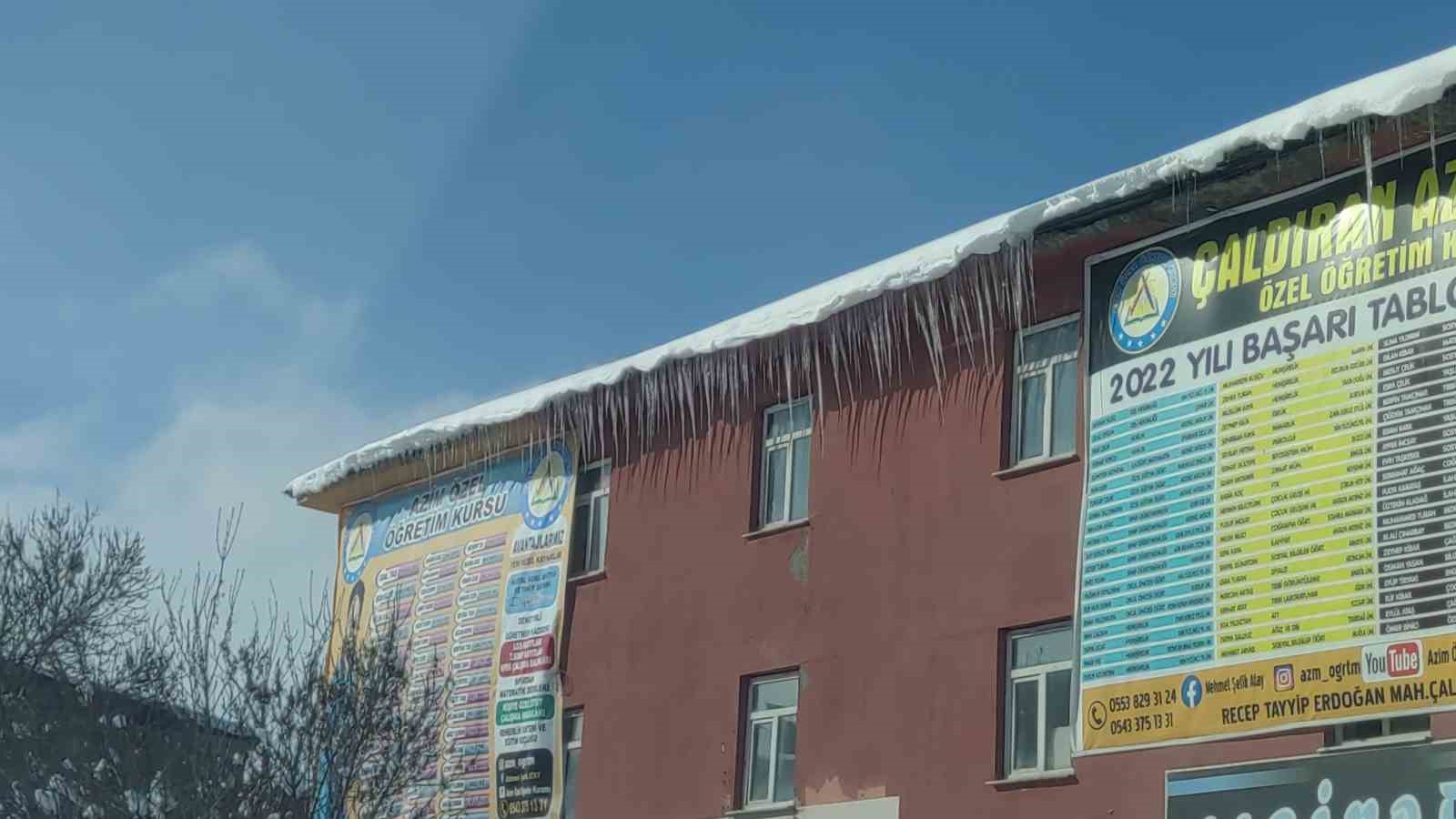 Çaldıran’da kar kalınlığı 47 santimetreyi buldu, araçlar kara gömüldü