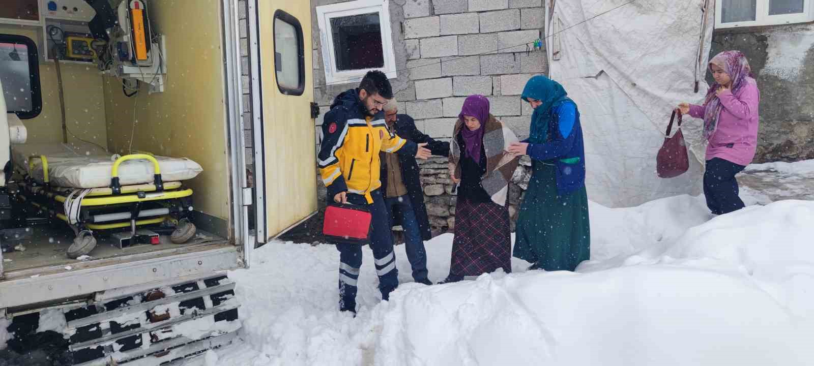 Ağrı’da hamile kadın paletli ambulansla kurtarıldı