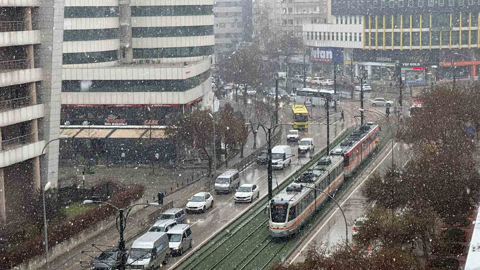 Gaziantep’te yılın ilk kar yağışı