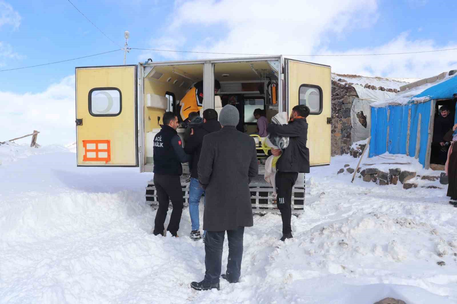 Ağrı’da 4 kardeşin yardımına paletli ambulans yetişti