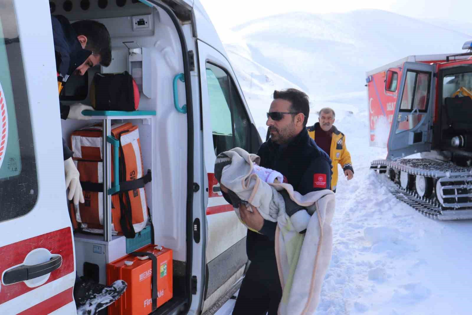 Ağrı’da 4 kardeşin yardımına paletli ambulans yetişti