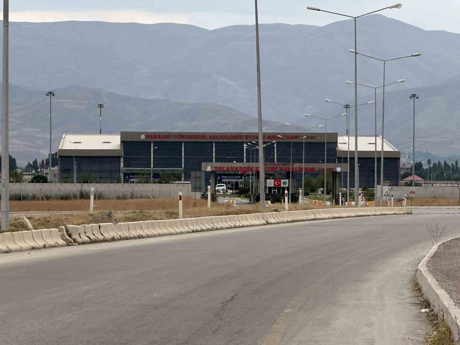Yüksekova’da uçak seferleri iptal edildi