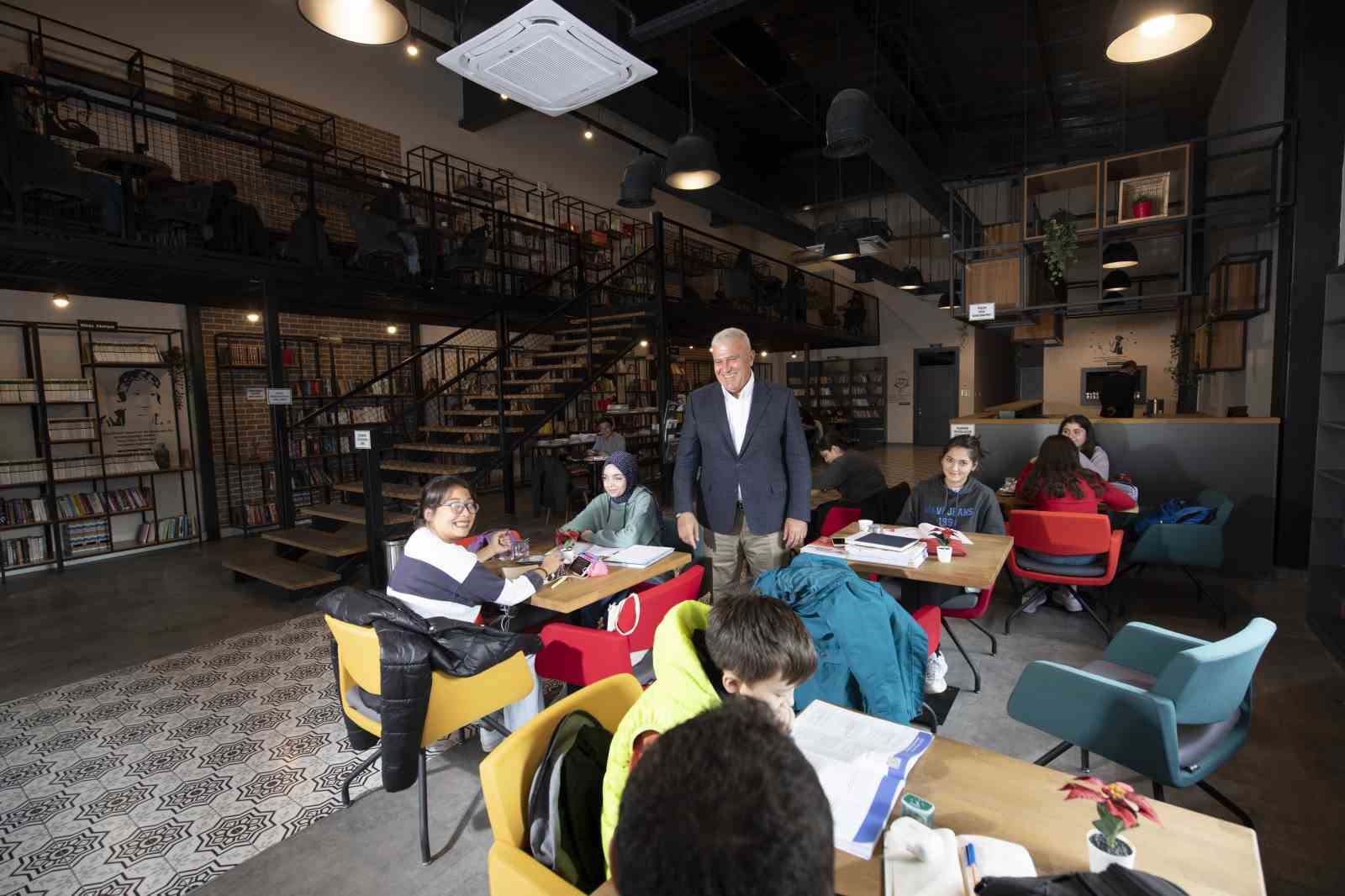 Efeler’de kitap kafeler gençlerin ikinci evi oldu