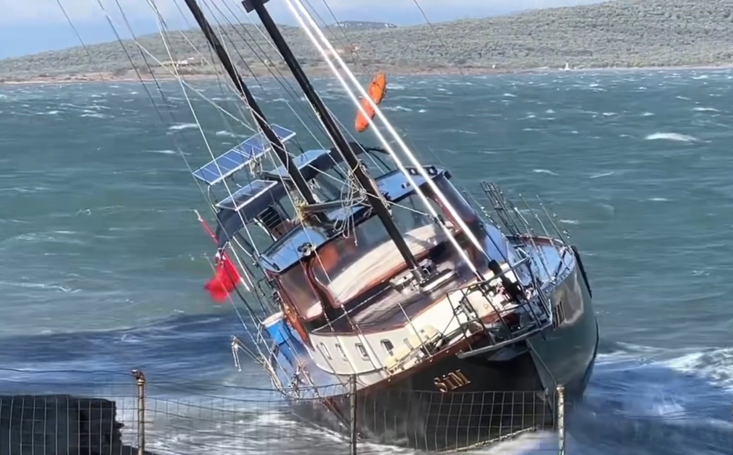 Ayvalık’ta saatte 80 kilometre hızla esen poyraz etkili oldu