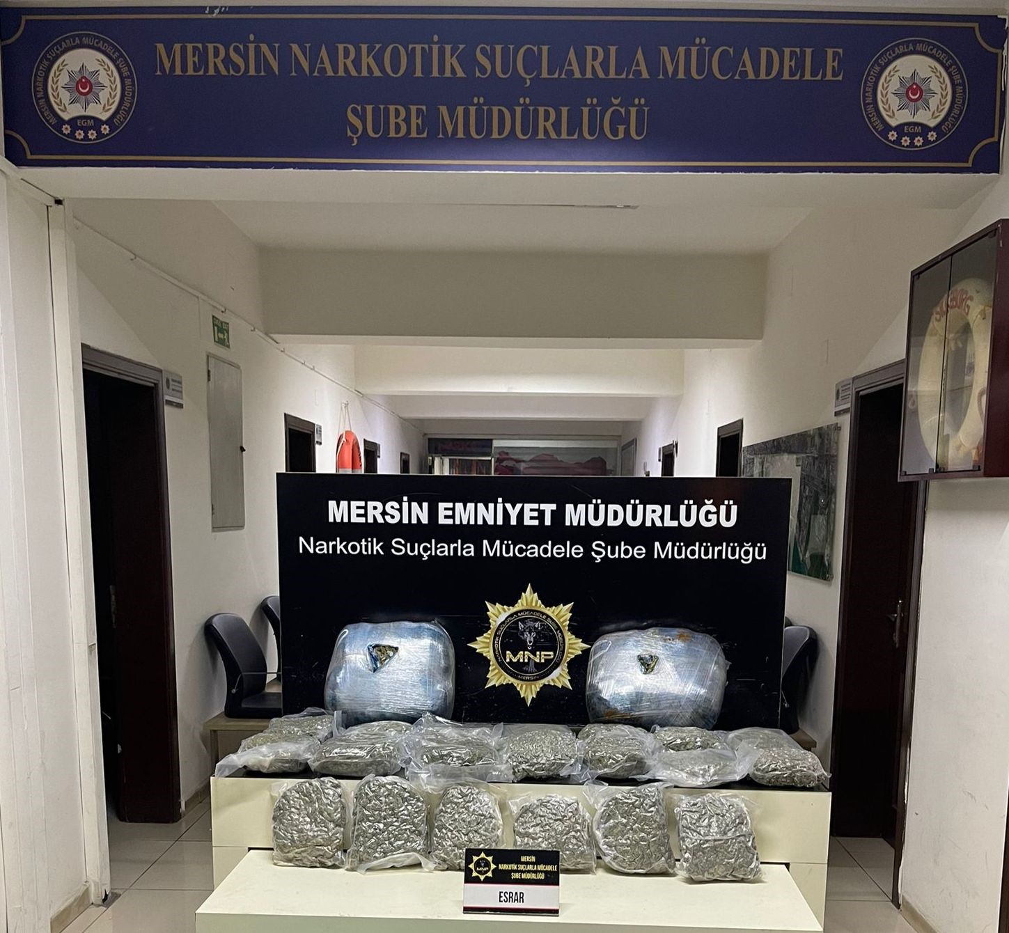 Mersin’de aranan şahıs 23 kilo esrarla yakalandı