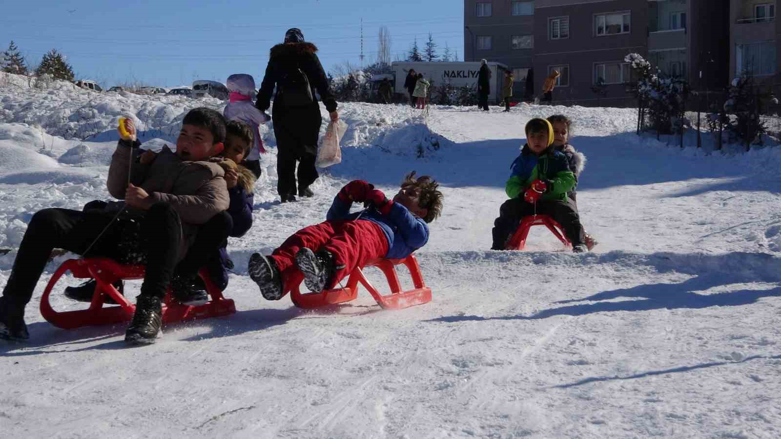 Van’da karın tadını çocuklar çıkarttı
